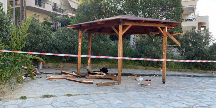 Σοβαρό τροχαίο στην Καβάλα: 20χρονος οδηγός έπεσε πάνω σε κιόσκι