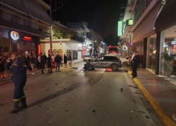 Αυτοκίνητο συγκρούστηκε με μικρό πούλμαν – Εικόνες από το σημείο