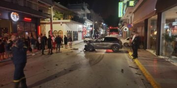 Αυτοκίνητο συγκρούστηκε με μικρό πούλμαν – Εικόνες από το σημείο