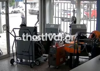 Θεσσαλονίκη: Η στιγμή που το αυτοκίνητο με τους 5 επιβαίνοντες «καρφώνεται» σε κολώνα