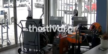 Θεσσαλονίκη: Η στιγμή που το αυτοκίνητο με τους 5 επιβαίνοντες «καρφώνεται» σε κολώνα