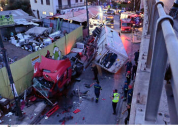 Τροχαίο στην Πέτρου Ράλλη: Φωτογραφίες-σοκ από το φορτηγό που έπεσε από γέφυρα