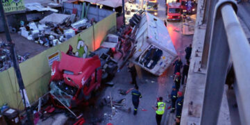 Τροχαίο στην Πέτρου Ράλλη: Φωτογραφίες-σοκ από το φορτηγό που έπεσε από γέφυρα