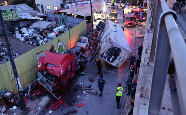 Τροχαίο στην Πέτρου Ράλλη: Φωτογραφίες-σοκ από το φορτηγό που έπεσε από γέφυρα