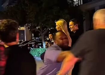 Ιβάνκα Τραμπ: Πράκτορας των μυστικών υπηρεσιών απομακρύνει βίαια άνδρα που την πλησίασε