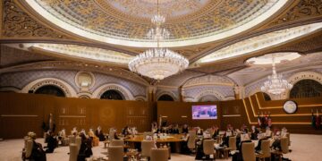 Εκεί που «κλείδωσαν» τους δισεκατομμυριούχους και τους άφησαν να κάτσουν στο πάτωμα