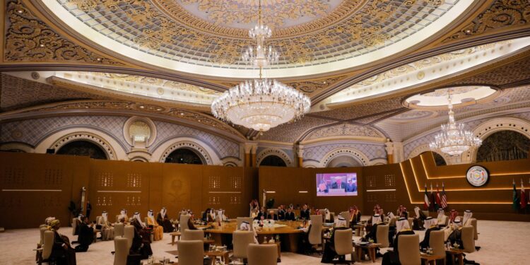 Εκεί που «κλείδωσαν» τους δισεκατομμυριούχους και τους άφησαν να κάτσουν στο πάτωμα