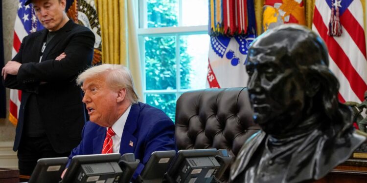 Ο Τραμπ αποχαιρετά μετ’ επαίνων τον Μασκ και υπόσχεται ότι «θα επιστρέφει συχνά