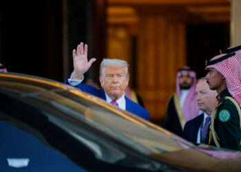 Περιοδεία Τραμπ στον Κόλπο: Άρση κυρώσεων στη Συρία και συνάντηση με τον Αχμέντ αλ Σάρα