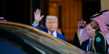 Περιοδεία Τραμπ στον Κόλπο: Άρση κυρώσεων στη Συρία και συνάντηση με τον Αχμέντ αλ Σάρα