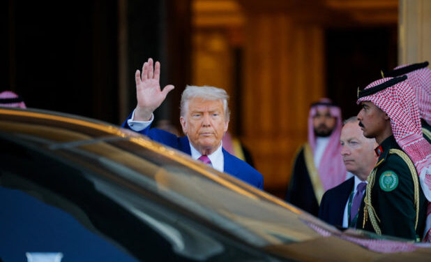 Περιοδεία Τραμπ στον Κόλπο: Άρση κυρώσεων στη Συρία και συνάντηση με τον Αχμέντ αλ Σάρα