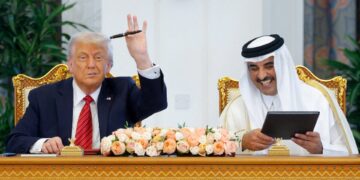 Στόλος από καμήλες και κόκκινα Tesla στην υποδοχή Τραμπ (βίντεο)