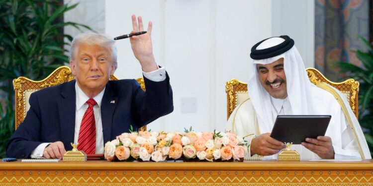 Στόλος από καμήλες και κόκκινα Tesla στην υποδοχή Τραμπ (βίντεο)