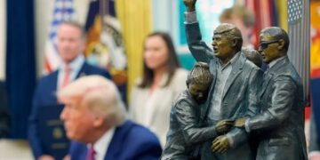 Τραμπ: Τοποθέτησε γλυπτό της απόπειρας δολοφονίας του στο Οβάλ Γραφείο