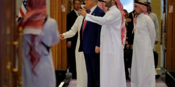 Μαραθώνιος χειραψιών για τον Τραμπ στη Σαουδική Αραβία (βίντεο)