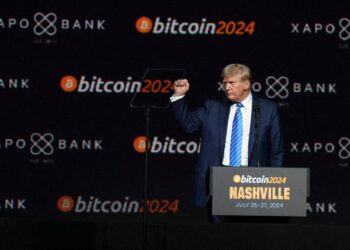 10% κατακρημνίζεται η μετοχή, μετά το κολοσσιαίο πακέτο 2,5 δισ. για το bitcoin