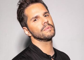 «Είσαι κερί αναμμένο που ποτέ δεν λιώνει» – Η τρυφερή αφιέρωση στην σύζυγό του για τη Γιορτή της Μητέρας