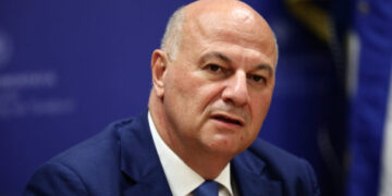 «Καρατόμησε» τον πρόεδρο του ΟΠΕΚΕΠΕ, Νίκο Σαλάτα