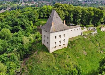 Αρχαιολόγοι μπήκαν σε μυστηριώδη θάλαμο κάτω από αρχαίο κάστρο