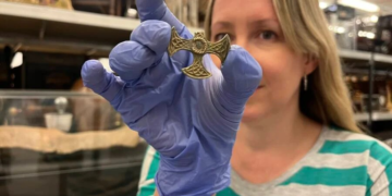 Χειριστής ανιχνευτή μετάλλων ανακάλυψε σαξονικό σταυρό 1.200 ετών