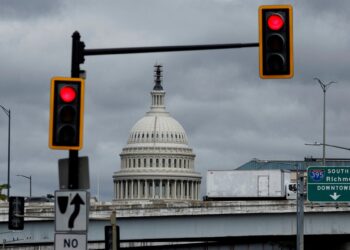 Τι σημαίνει για την Ε.Ε. η υποβάθμιση της «φερεγγυότητας» των ΗΠΑ από τη Moody’s