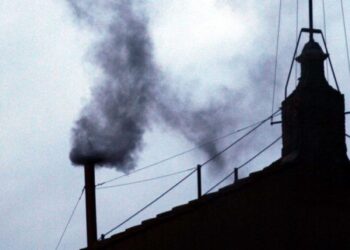 Βατικανό: Μαύρος ο πρώτος καπνός από την Καπέλα Σιξτίνα