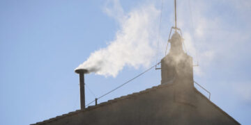 «Habemus Papam»: Λευκός καπνός στην Καπέλα Σιξτίνα – Εξελέγη νέος Πάπας στην τέταρτη ψηφοφορία