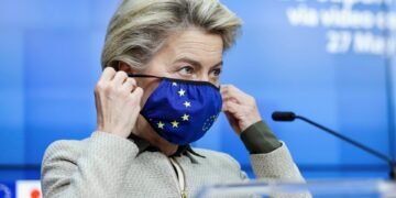 «Κόλαφος» η απόφαση του δικαστηρίου για τα sms της φον ντερ Λάιεν με τον Μπουρλά