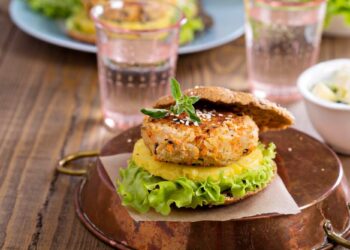 Συνταγή για ζουμερά μπιφτέκια γαρίδας με τζίντζερ