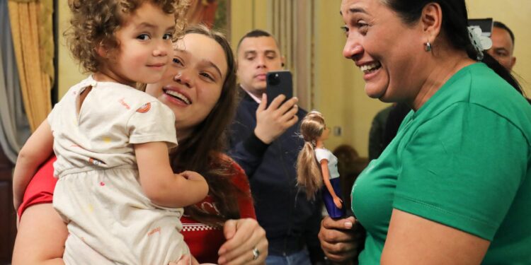 Επέστρεψε στη Βενεζουέλα το κοριτσάκι που κρατείτο στις ΗΠΑ μετά την απέλαση των γονέων του