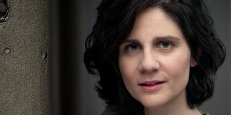 «…να ξεφύγουμε από […] κοινωνικές αγκυλώσεις, έχοντας σαν όπλο την τέχνη μας»