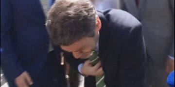 Η στιγμή που ο Πορτογάλος πολιτικός καταρρέει στη διάρκεια προεκλογικής εκδήλωσης- ΒΙΝΤΕΟ