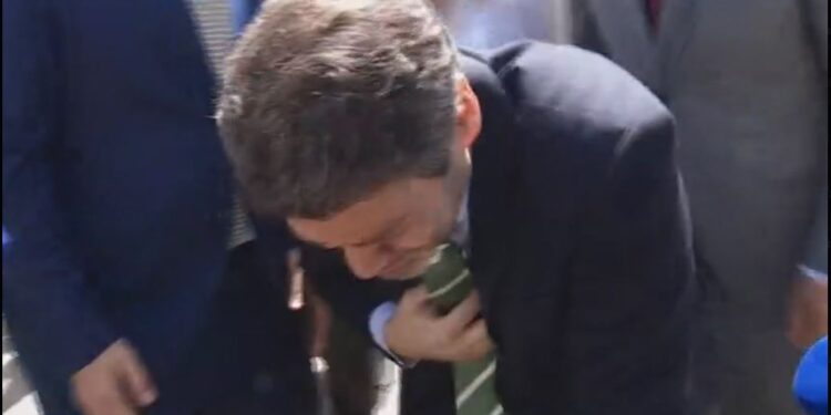 Η στιγμή που ο Πορτογάλος πολιτικός καταρρέει στη διάρκεια προεκλογικής εκδήλωσης- ΒΙΝΤΕΟ