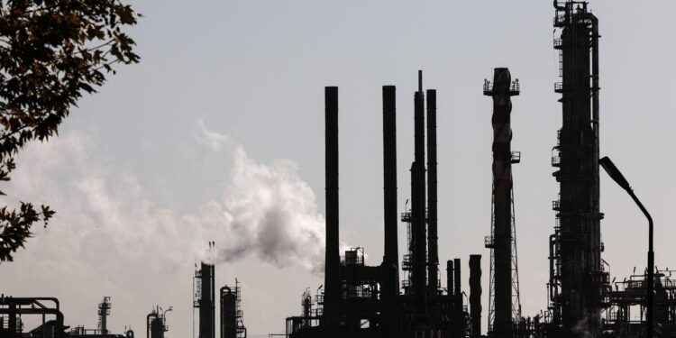 Κατηφόρισε ο τζίρος της βιομηχανίας τον Μάρτιο