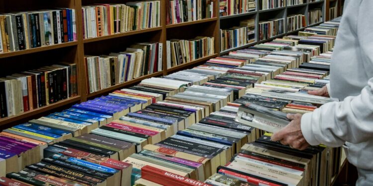 «Πιστοί» στο έντυπο βιβλίο παραμένουν οι Έλληνες αναγνώστες