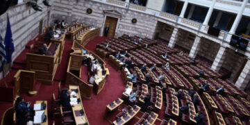 Σκληρή κόντρα στη σκιά του πορίσματος Καρώνη για τα Τέμπη