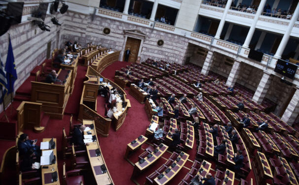 Σκληρή κόντρα στη σκιά του πορίσματος Καρώνη για τα Τέμπη