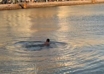 Άνδρας απολαμβάνει το μπάνιο του στον… Θερμαϊκό – Δείτε βίντεο