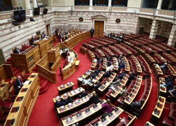 Προανακριτική για Τέμπη: Το σκεπτικό του ΠΑΣΟΚ και η αντεπίθεση της ΝΔ