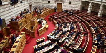 Προανακριτική για Τέμπη: Το σκεπτικό του ΠΑΣΟΚ και η αντεπίθεση της ΝΔ