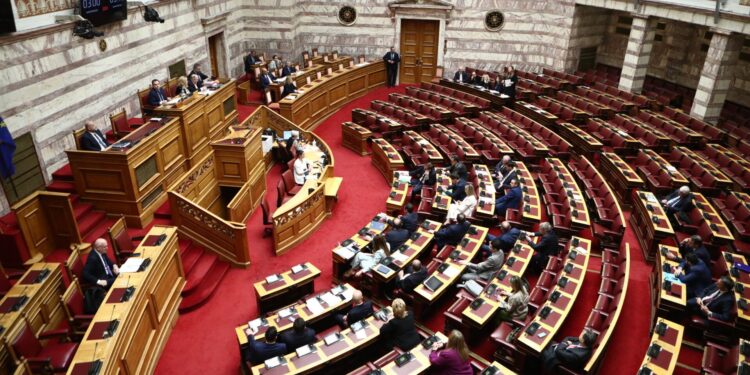 Προανακριτική για Τέμπη: Το σκεπτικό του ΠΑΣΟΚ και η αντεπίθεση της ΝΔ