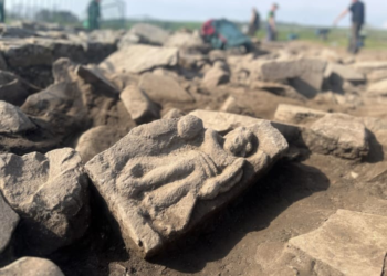 Ζευγάρι ανακάλυψε σε ρωμαϊκό οχυρό ένα ανάγλυφο 1.800 ετών που αναπαριστά την θεά Νίκη