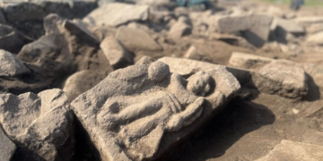 Ζευγάρι ανακάλυψε σε ρωμαϊκό οχυρό ένα ανάγλυφο 1.800 ετών που αναπαριστά την θεά Νίκη