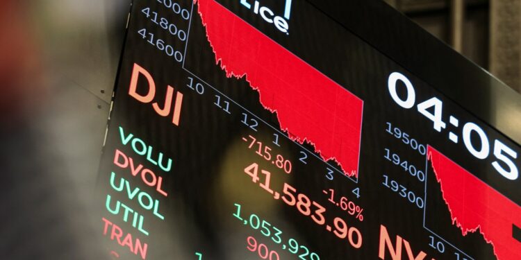 Wall Street: Νευρικότητα στην σκιά της Moody’s