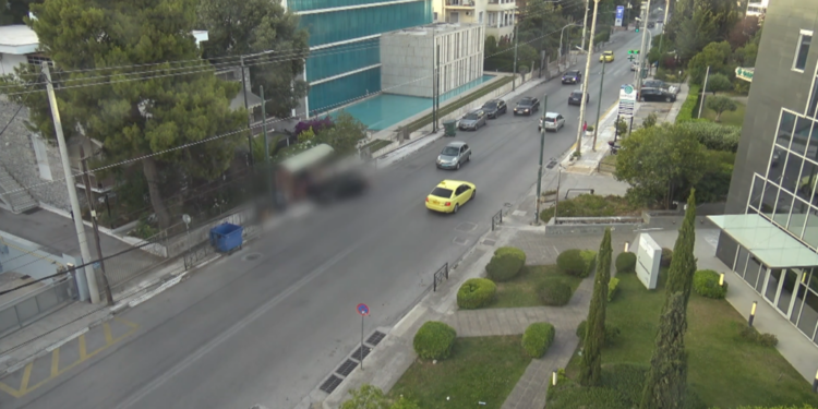 Βίντεο ντοκουμέντο από τη στιγμή που ο 50χρονος οδηγός πέφτει με το αυτοκίνητο σε στάση λεωφορείου