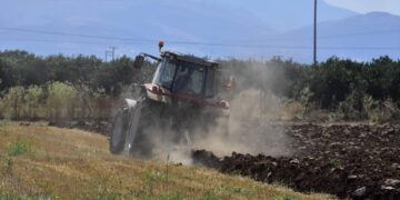 Άνδρας έχασε τη ζωή του όταν καταπλακώθηκε από τρακτέρ