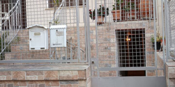 Thriller over dead woman in Nea Chalkidona – authorities suspect foul play, searching for key person of interest