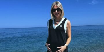 Η τρυφερή φωτογραφία με τη νεογέννητη κόρη της