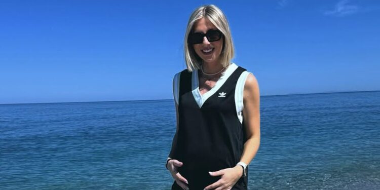 Η τρυφερή φωτογραφία με τη νεογέννητη κόρη της