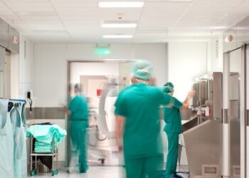 Υγειονομικοί υπέστησαν εγκαύματα στα χειρουργεία του «Ελπίς» από ακτινοβολία UV